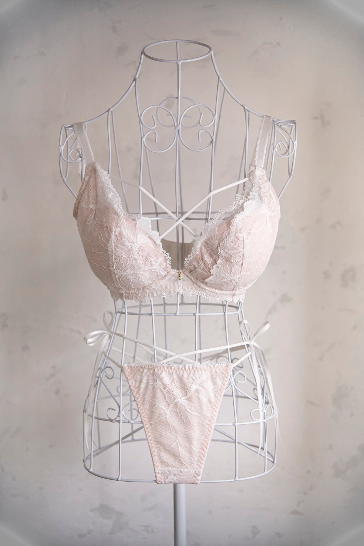 Cross Code Bra Sakura White グラマーサイズブラジャーとショーツのセット トルソー着用 正面