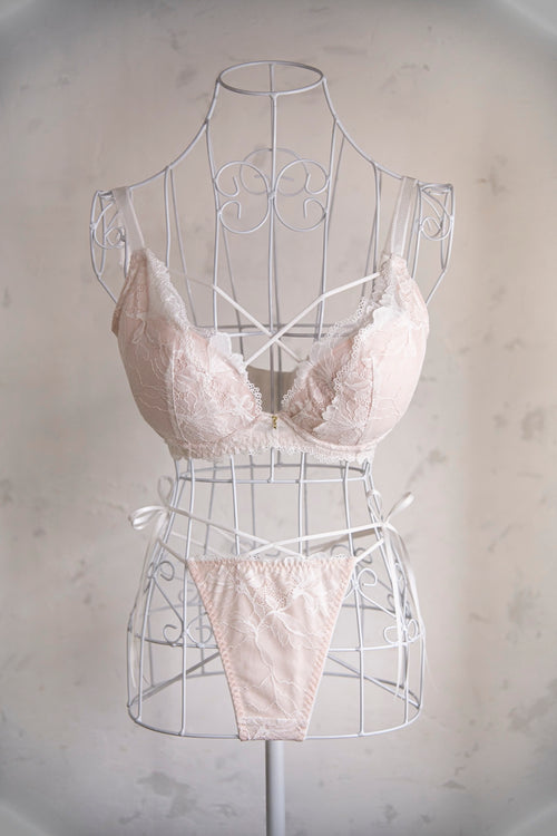 Cross Code Bra Sakura White グラマーサイズブラジャーとショーツのセット トルソー着用 正面